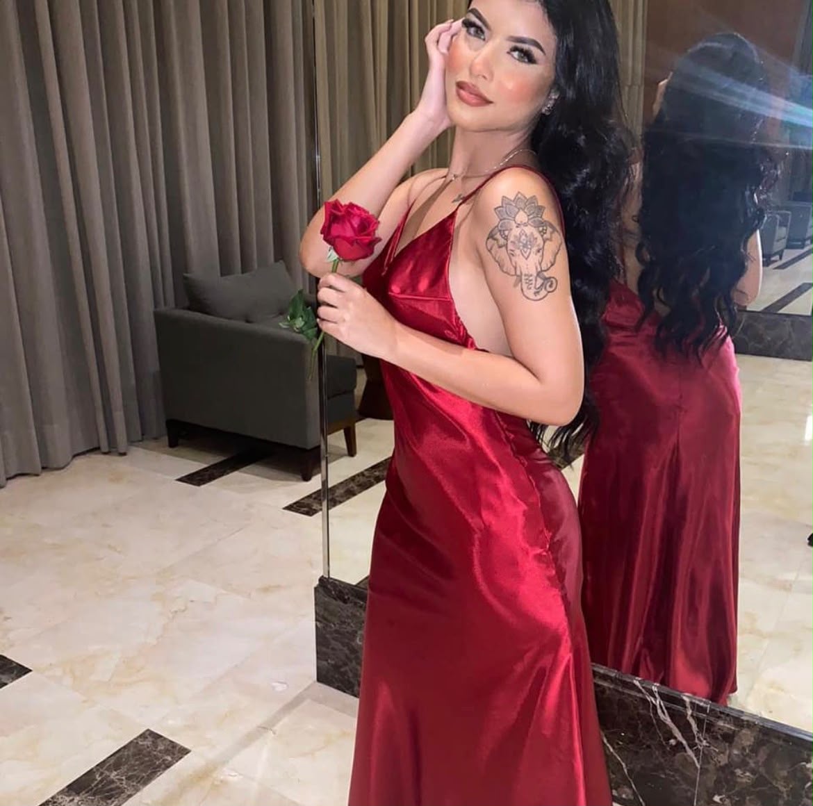 Modelo usando vestido de cetim vinho sob medida