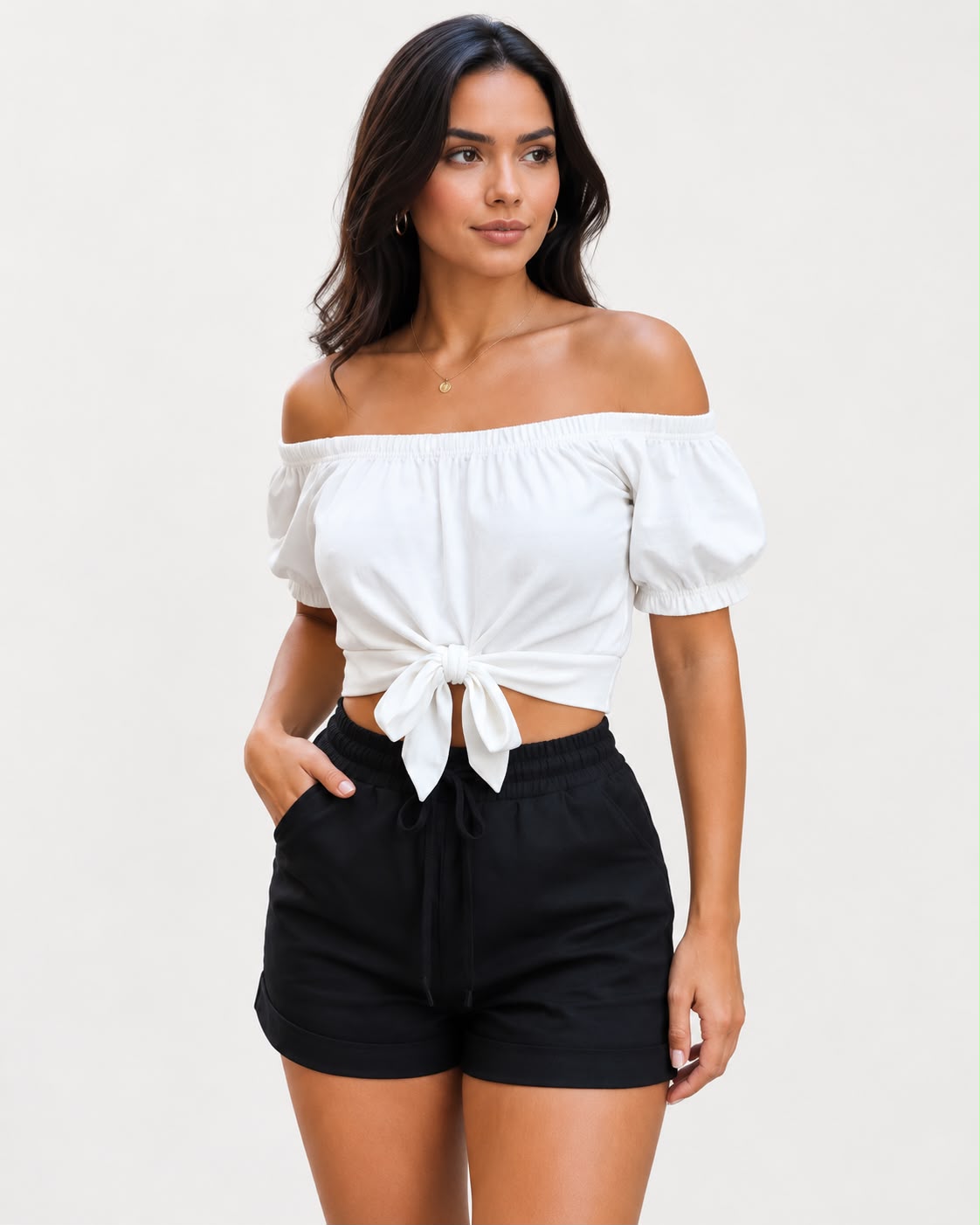 Modelo usando blusa branca ombro a ombro e short preto